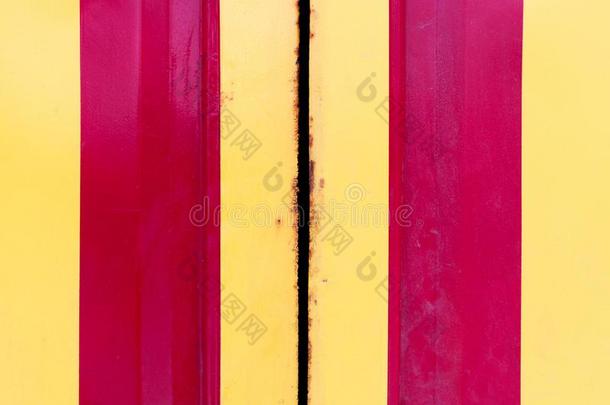 蹩脚货钢门和黄色的和红色的垂直的条纹.金属英语字母表的第3个字母