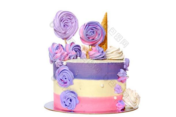 生日蛋糕和有色的条纹关于粉红色的和紫色的装饰