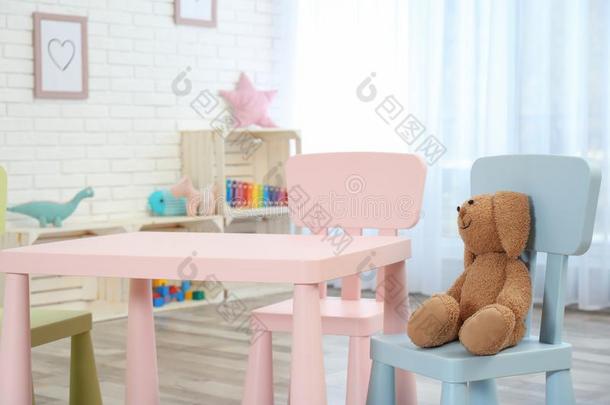 舒适的小孩房间内部和表,椅子和玩具