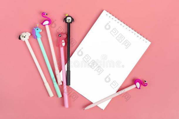 笔记簿为记下和笔向粉红色的背景