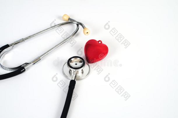 听诊器和红色的心向白色的表.医学的附件wickets三柱门