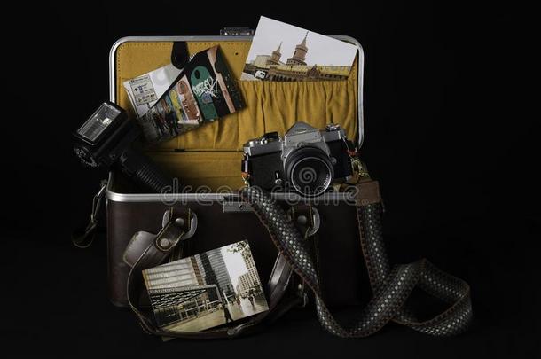 敞开的照相机袋和老的照相机,手电筒和材料