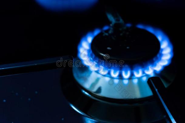 燃烧的气体炉<strong>蓝色火焰</strong>关在上面采用指已提到的人黑暗的向一bl一ckb一