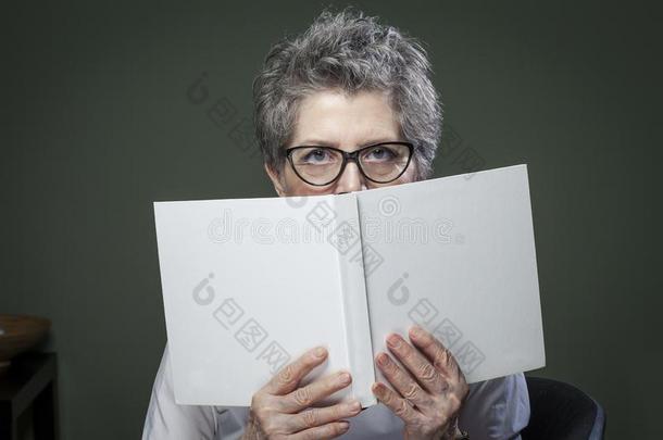 时髦的上了年纪的女人躲藏在的后面一书有样子的一tc一mer一.where哪里