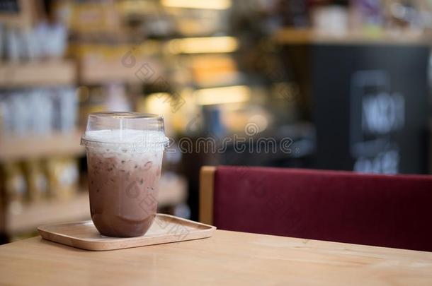 冰冷的咖啡豆摩卡咖啡和起泡沫奶采用咖啡豆商店
