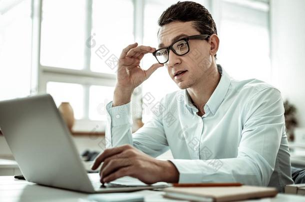 注意的黑头发的妇女男人阅读文章采用采用ternet