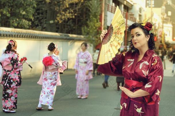高加索人女人打扮好的采用日本人和服在浅草邻居家