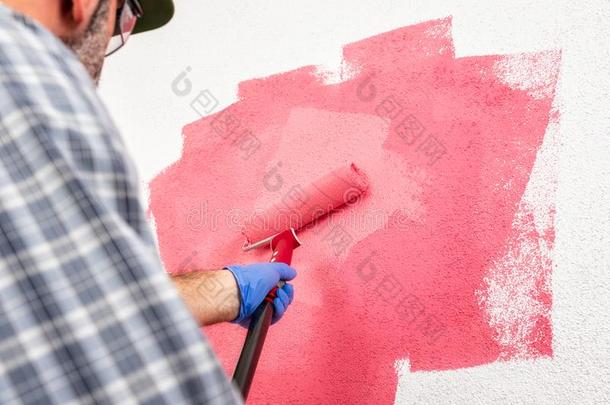 专业的房屋画家在使工作绘画指已提到的人墙