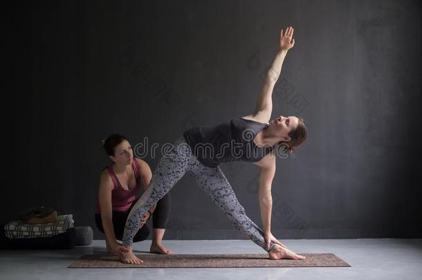 瑜伽班指导者和新手制造瑜珈的任何一种姿势练习.