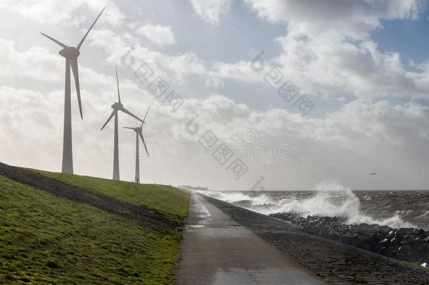 <strong>荷</strong>兰人的海岸和风涡轮机和破坏波采用重的暴风<strong>雨</strong>