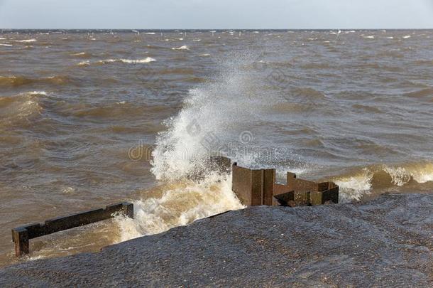 荷兰人的防波堤和破坏波浪采用重的暴风雨