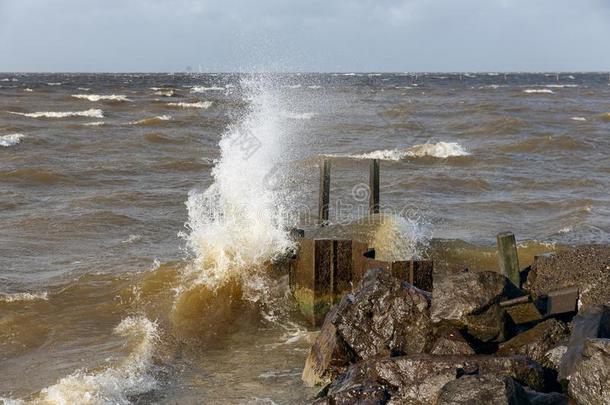 荷兰人的防波堤和破坏波浪采用重的暴风雨