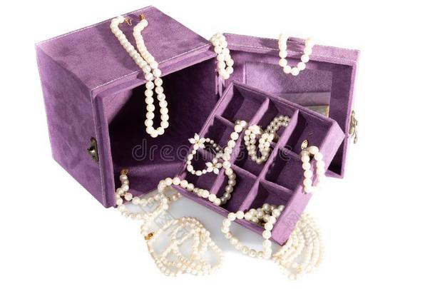份额关于项链珍珠采用珠宝盒紫色的和手镯v采用tag