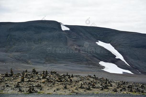 典型的戒<strong>指路</strong>看法和许多岩石大量和下雪的山