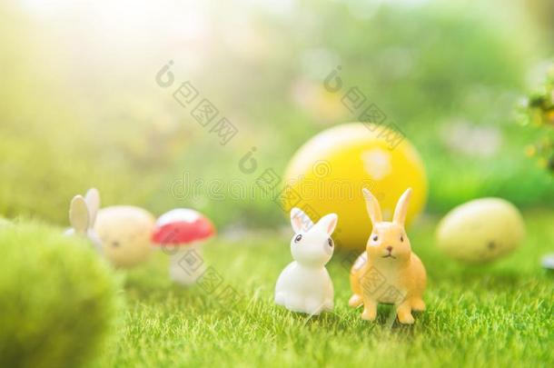 春季草地和两个白色的兔子和复活节卵.仙女传说