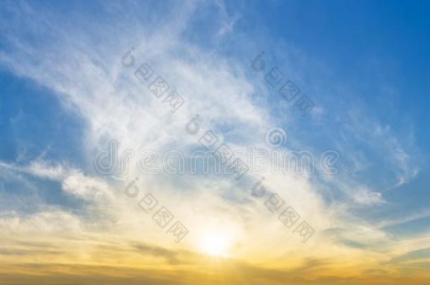 全景画关于早晨天和太阳和云自然背景