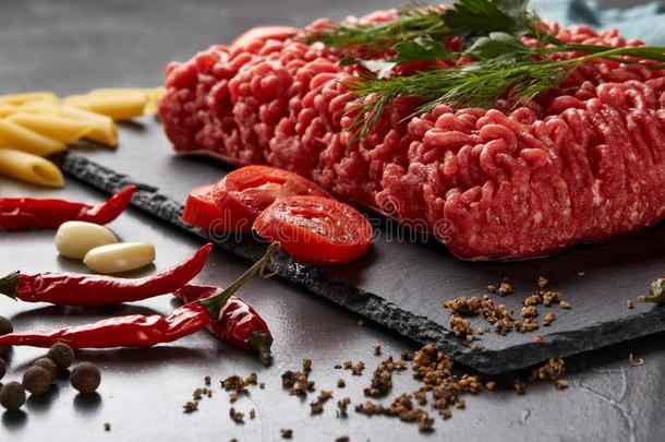 新鲜的五香碎肉从牛肉