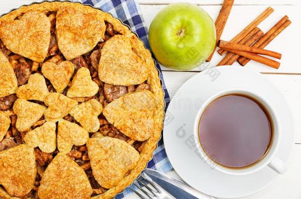 自家制的苹果馅饼和樟属植物和杯子关于茶水