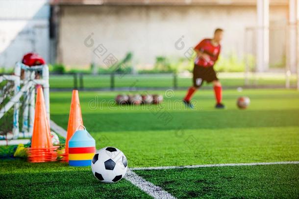 足球和足球训练设备向绿色的人造的草皮