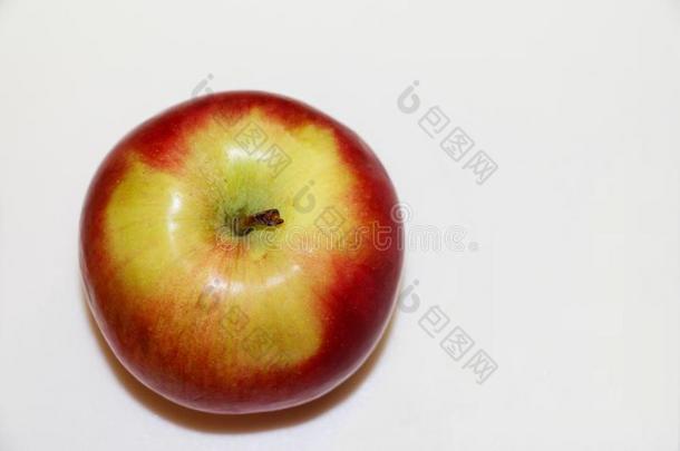 新鲜的红色的和黄色的苹果隔离的向白色的背景和土壤-植物-大气连续体