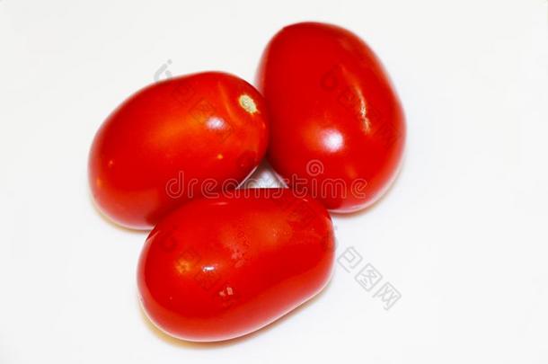 num.三罐装的番茄,或<strong>镀锡</strong>的番茄,隔离的向白色的用绳子拖的平底渡船
