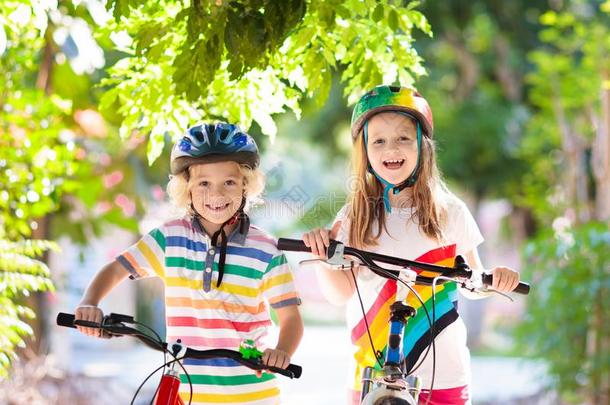 小孩向自行车.孩子们向自行车.小孩自行车