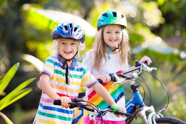 小孩向自行车.孩子们向自行车.小孩自行车