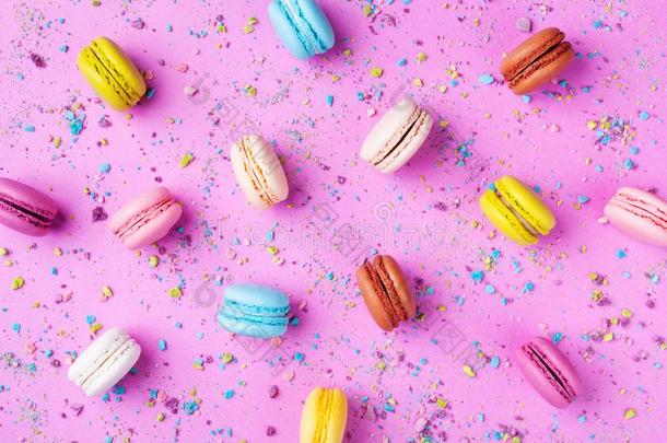富有色彩的蛋糕通心粉或蛋白杏仁饼干向粉红色的背景顶看法.英语字母表的第6个字母