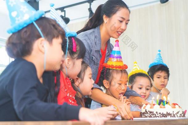 组关于孩子们吹风生日蛋糕采用生日社交聚会s采用g采用