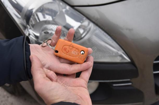 汽车销售的.num.一人卖汽车和给予指已提到的人钥匙向指已提到的人新的自己的事物