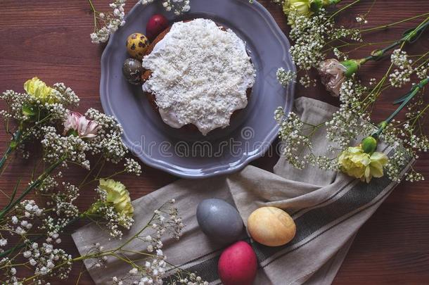 复活节庆祝-复活节蛋糕和复活节有色的卵