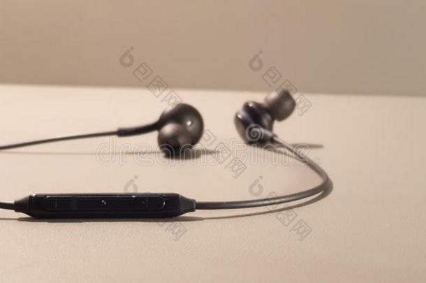 紧张的耳机.可移动的戴在头上的耳机或听筒耳机.耳机塞子