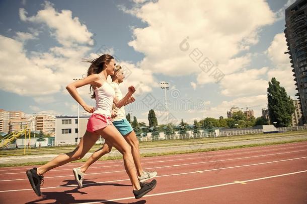对关于跑步的人向和煦的：照到阳光的户外的.女人和男人跑向运动场