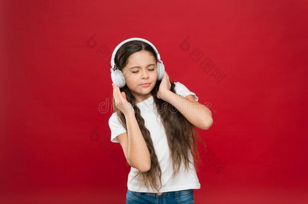享有她特别喜欢的人音乐.小的女孩使人疲乏的立体声的戴在头上的收话器