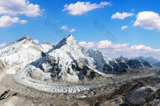 登上珠穆朗玛峰洛子峰努布策山尼泊尔喜马拉雅山脉山