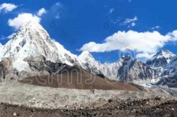 珠穆朗玛峰卡拉帕塔努布策山尼泊尔喜马拉雅山脉山