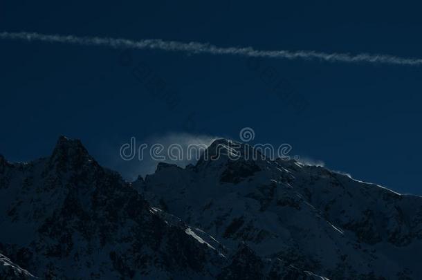 风吹风越过雪脱帽致意山山峰