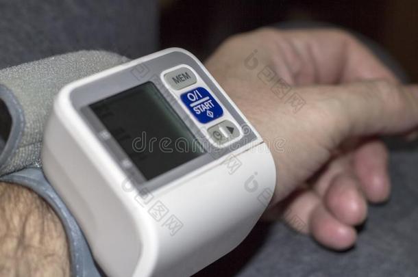 男人检查血压显示屏和心速度显示屏和挖掘