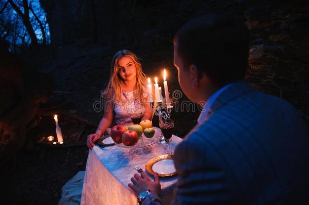 浪漫的对同时越过烛光在的时候浪漫的正餐