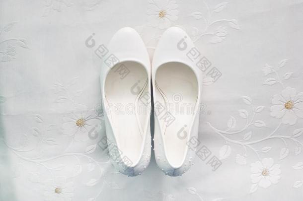 新娘婚礼详细资料-婚礼白色的美丽的鞋子.