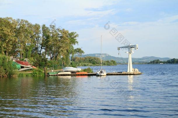 海港和小船和吊车向湖