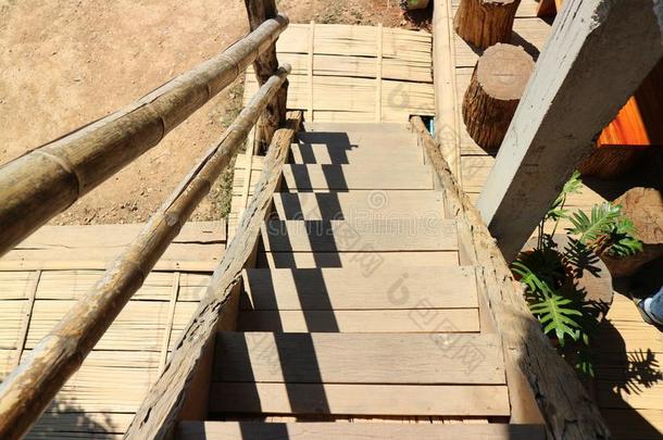 木制的楼梯,指已提到的人道路向指已提到的人户外的亚洲人方式