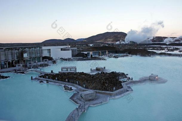 冰岛蓝色环礁湖地热的休闲健身中心和撤退采用指已提到的人日落