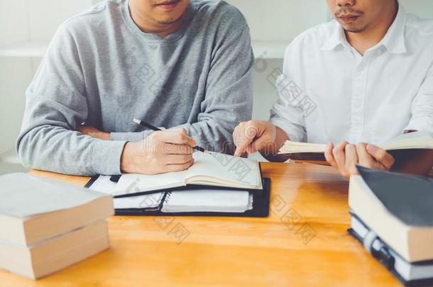 高的学校或大学学生学习和阅读同时采用