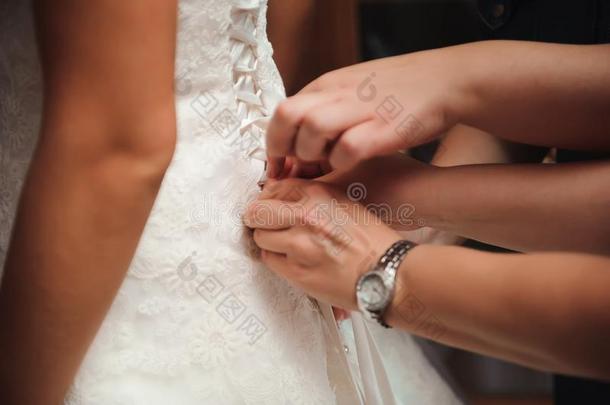新娘婚礼详细资料-美丽的白色的婚礼衣服.