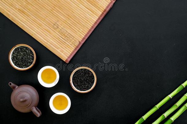 中国人茶水典礼观念.茶水罐,茶水杯子,干的干燥的茶水树叶,