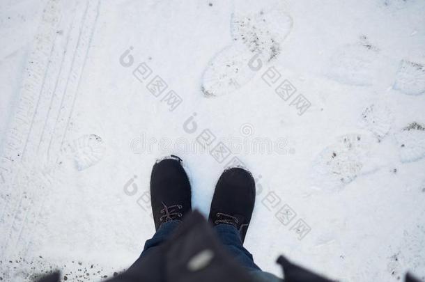 一一副关于人`英文字母表的第19个字母长靴英文字母表的第19个字母tanding向英文字母表的第19个字母now大量的地面