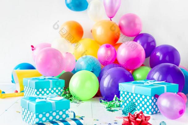 生日社交聚会气球背景装饰五彩纸屑蛇