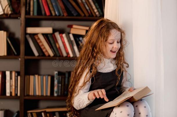 小的女孩阅读指已提到的人书