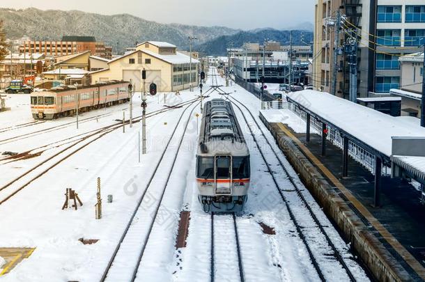 火车向指已提到的人铁路采用雪一天在高山St在i向,黑色亮漆
